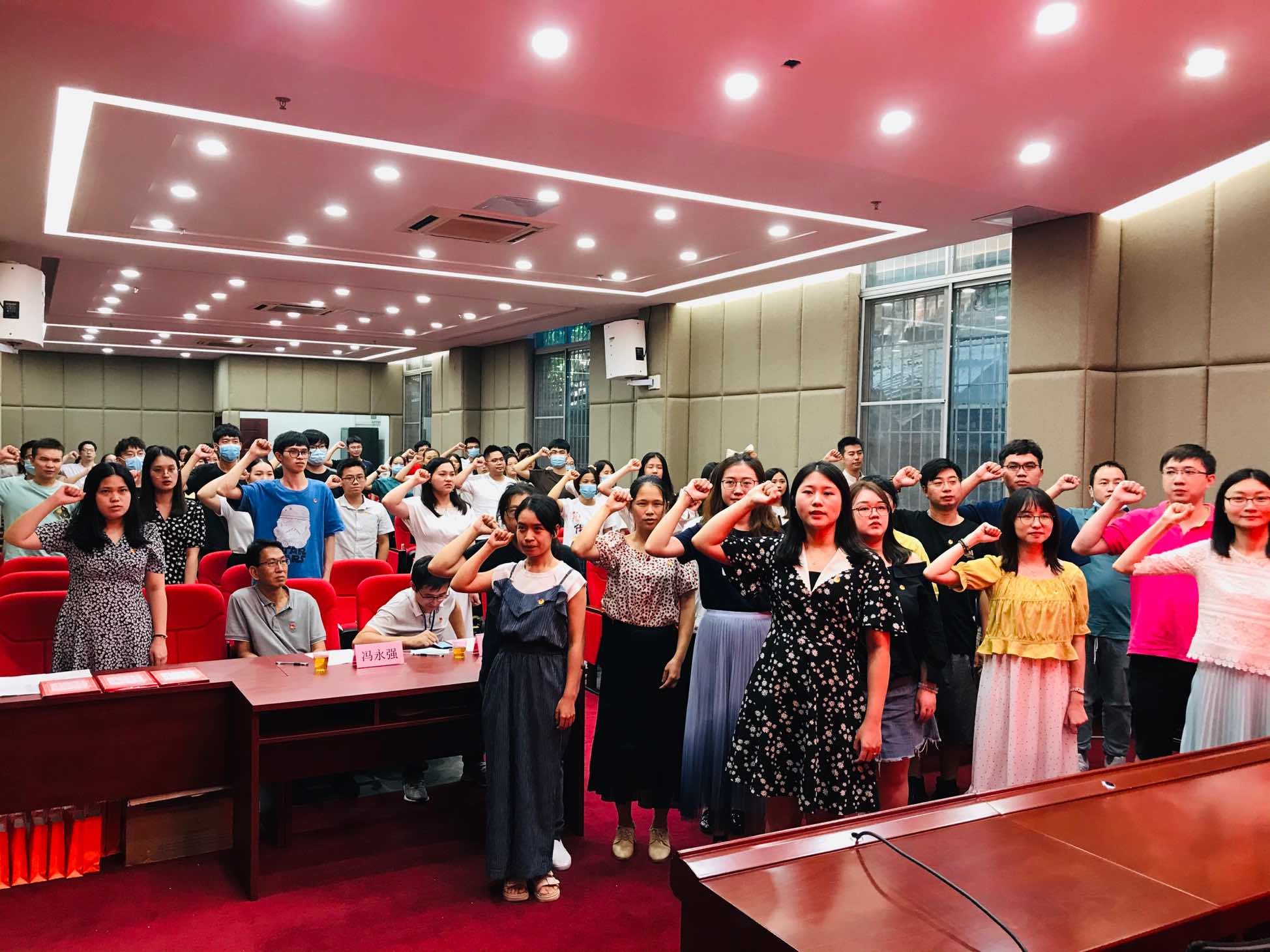 白云山征途国际官网公司团委举行“重温革命历史·传承奋斗精神”主题团日活动暨五四表扬及超龄团员离团仪式