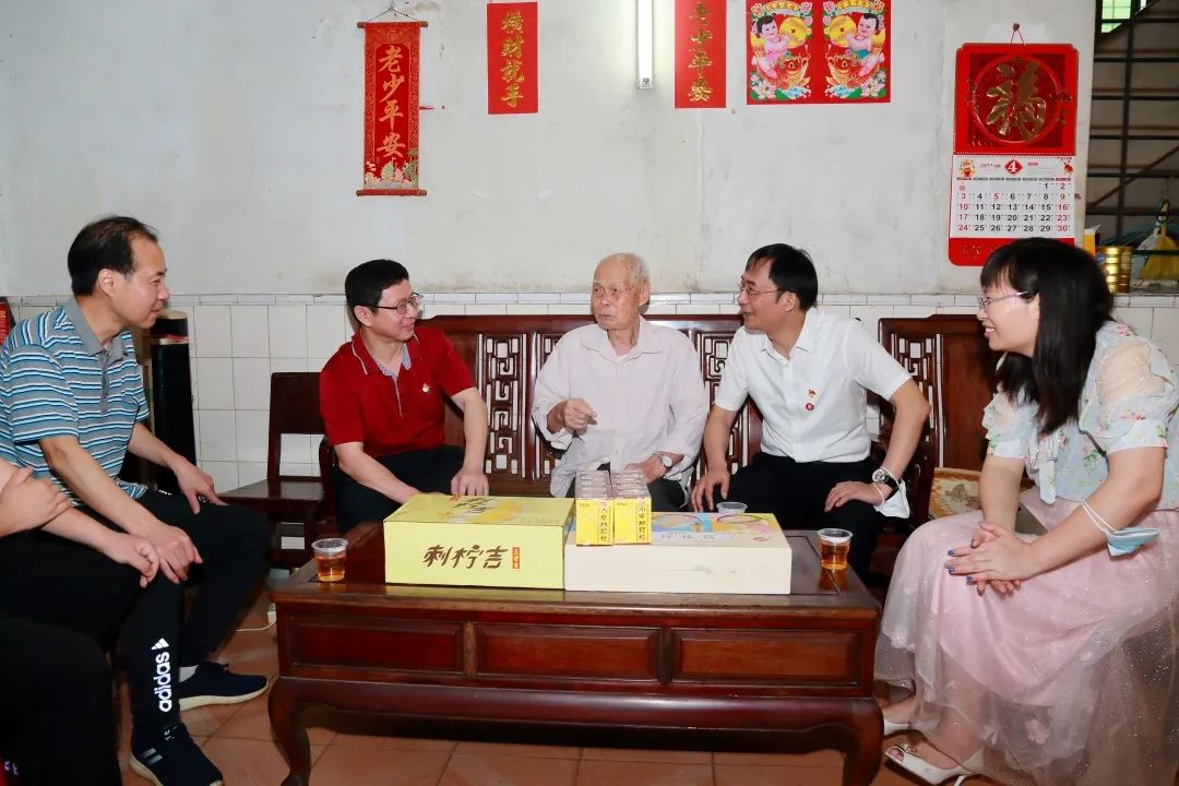 强国再起有我 传承劳模精神——白云山征途国际官网公司向导“五一”前夕走访慰问劳动模范和下层一线员工