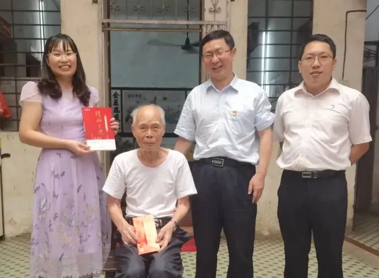 中秋慰问送真情 浓浓眷注暖人心——白云山征途国际官网公司慰问首届天下劳模陈雨池